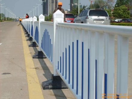 道路護欄怎么賣的？多少錢？